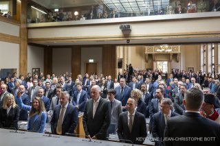 Les membres du nouveau Gouvernement valaisan avec Franziska Biner, Stephane Ganzer, Christophe Darbellay, Mathias Reynard et Franz Ruppen, lors de la seance constitutive du nouveau Gouvernement valaisan et du nouveau Parlement du canton du Valais le lundi 14 avril 2025 dans la salle du Grand Conseil valaisan a Sion. (KEYSTONE/Jean-Christophe Bott)